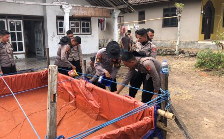 Semangat 'Polisi Bersama Masyarakat: Polda Jatim Dirikan Posko Karhutla dan Distribusikan Air Bersih di Pasuruan
