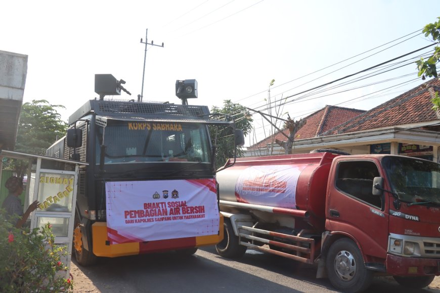 Tanggap Kemarau Panjang, Polres Sampang Distribusikan 120 Ribu Liter Air Bersih